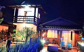 Praia do Rosa loft com cozinha
